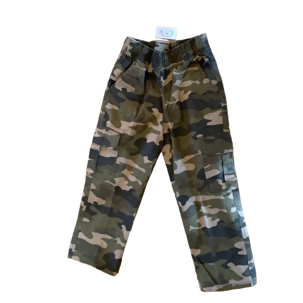 Boys camouflage cargo pants. Elastic waist. NWT. Sz 8. The Children’s Place.